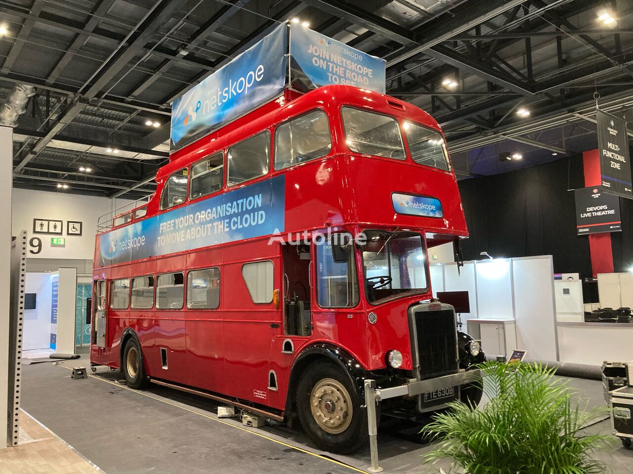 dviaukštis autobusas Leyland PD3 British Triple-Decker Bus Promotional Exhibition
