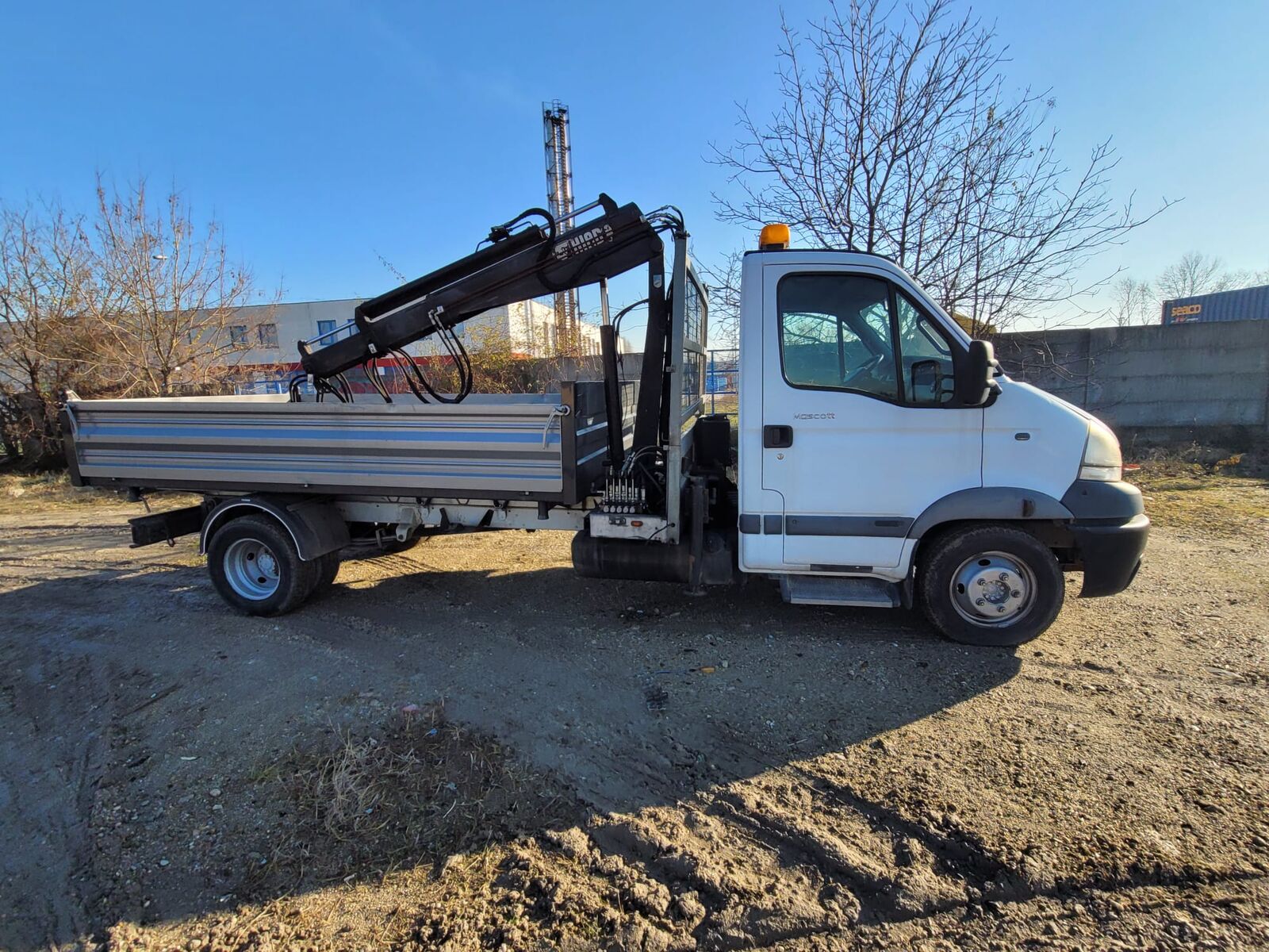 savivartis < 3.5t Renault Mascott 160 Three-sided tipper + Crane - 6.5tons